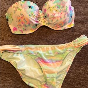 Victoria Secrets swimsuit top size 32dd bottom are medium